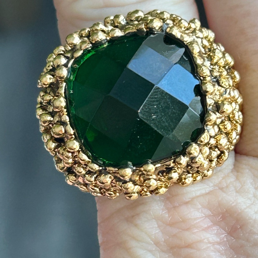 Nouveau Art Elegant Green and Gold Women's Ring size 9